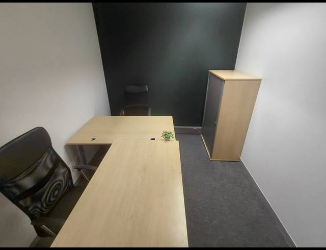 20M² SERVICED OFFICE TO LET IN FOURWAYS